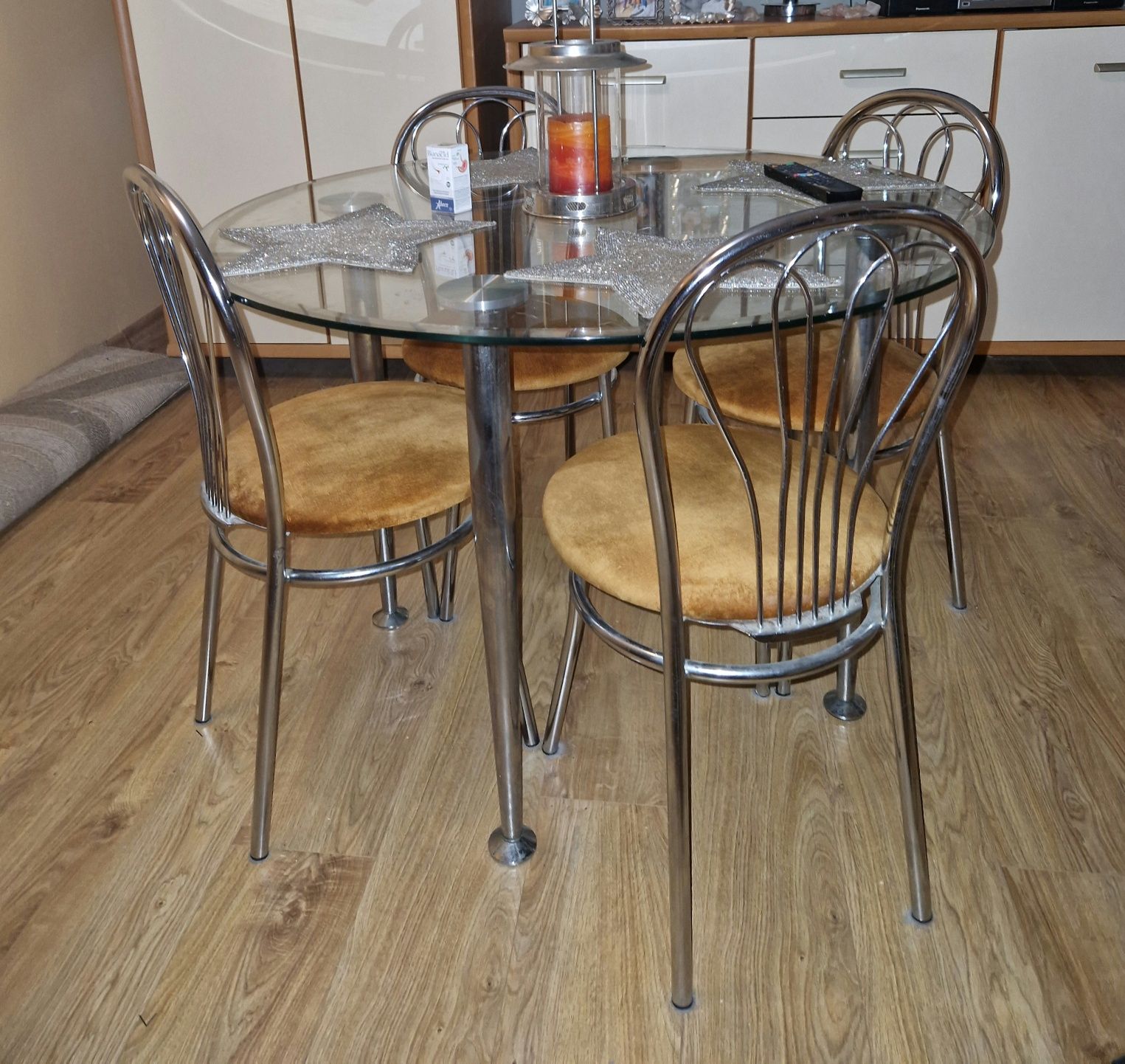 Okrągły, szklany stół z 4 tapicerowanymi  krzesłami