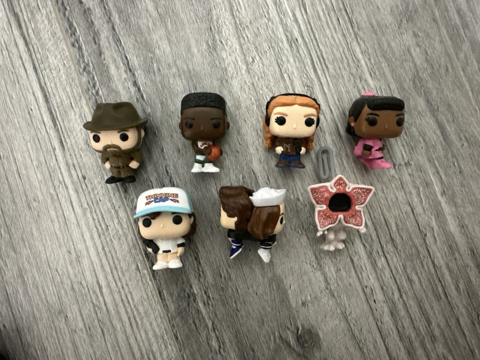 Figurki stranger things kinder joy
