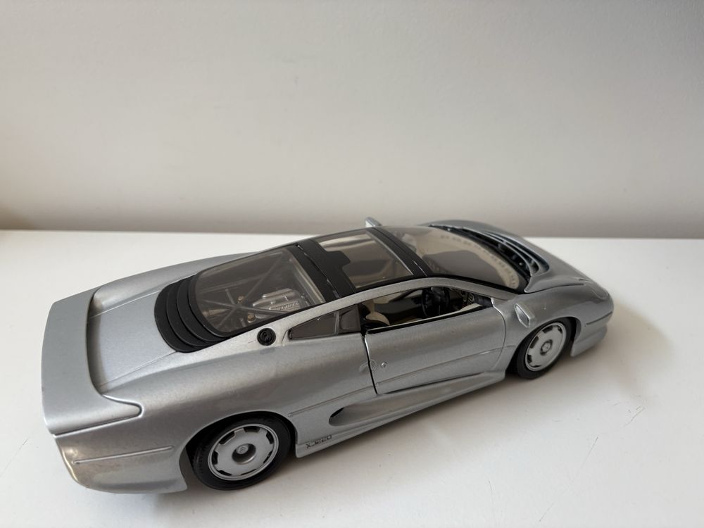 Model Jaguar XJ220 1:18 Maisto