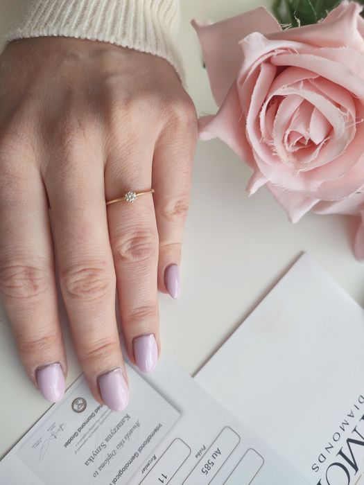 Złoty pierścionek zaręczynowy 585 diamentem diament 0,14ct