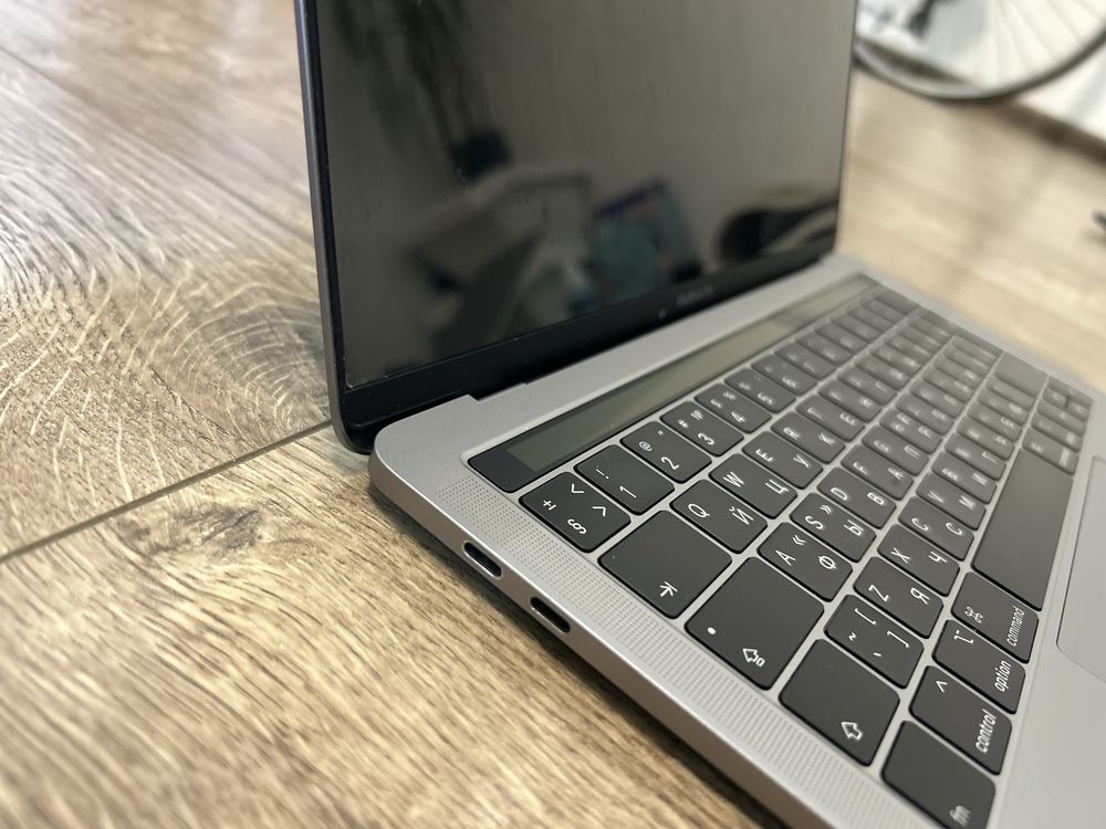 MacBook Pro 2019 13' 256/16 touchbar