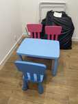 Mesa infantil com cadeiras em plástico