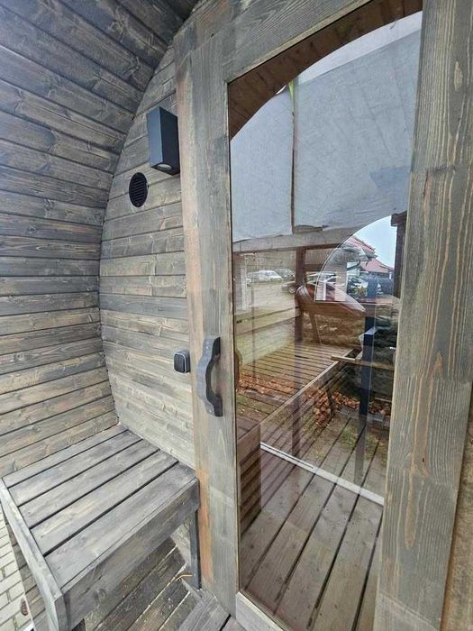 Mobilna Sauna Beczka zadymiony siwy z piecem opalanym drewnem panorama