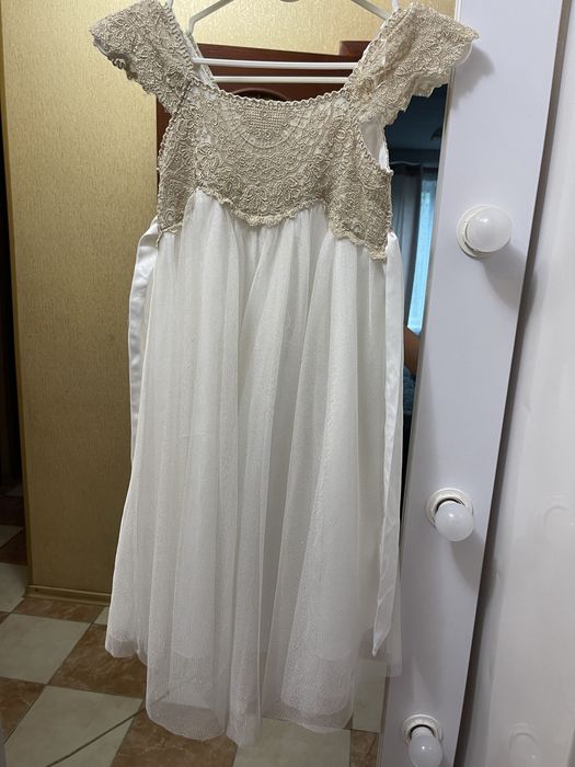 Гарна святкова дитяча сукня на 5.6.7 р