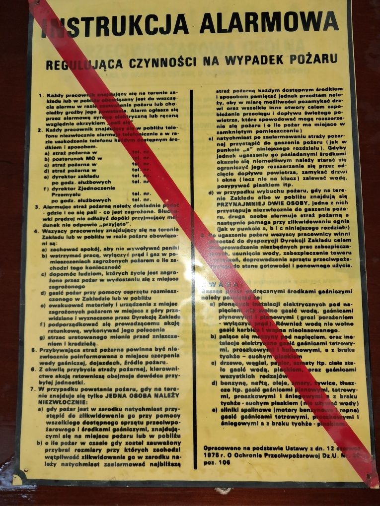 Stara ,sprawna gaśnica, tablice informacyjne