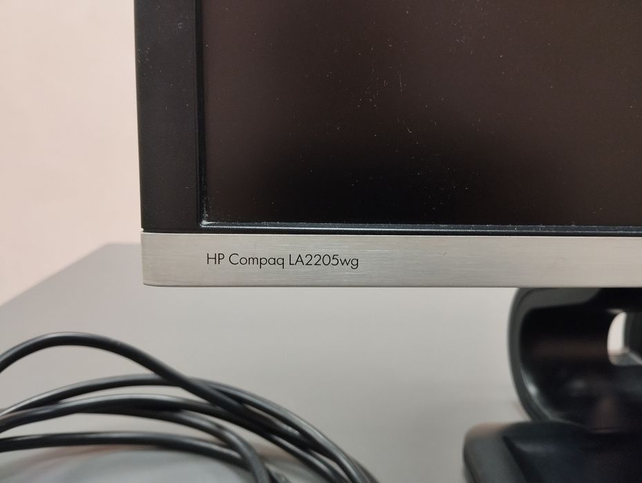Używany monitor HP, kabel HDMI do wymiany
