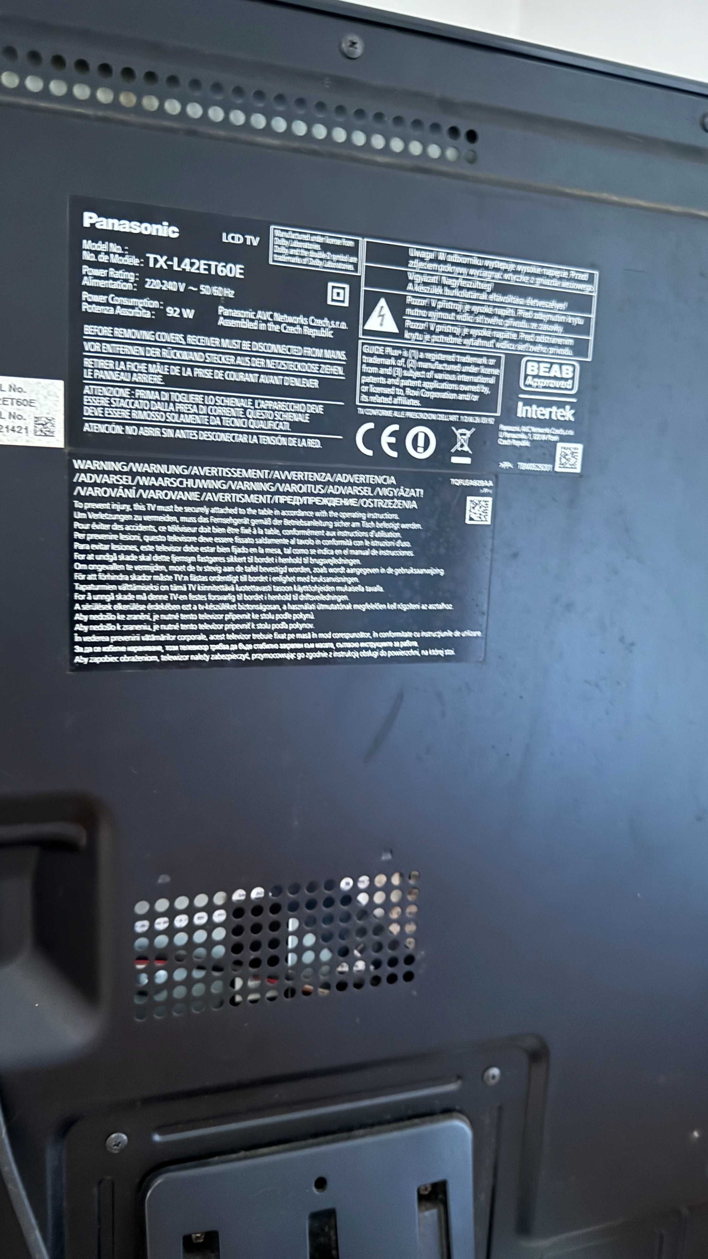 Vendo TV LCD Panasonic Viera TX-L42ET60E para peças ou arranjo