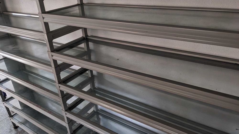 Estantes metálicas com prateleiras ajustáveis de vidro