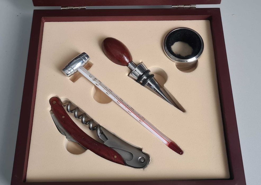 Zestaw akcesoriów do wina z 4 elementy