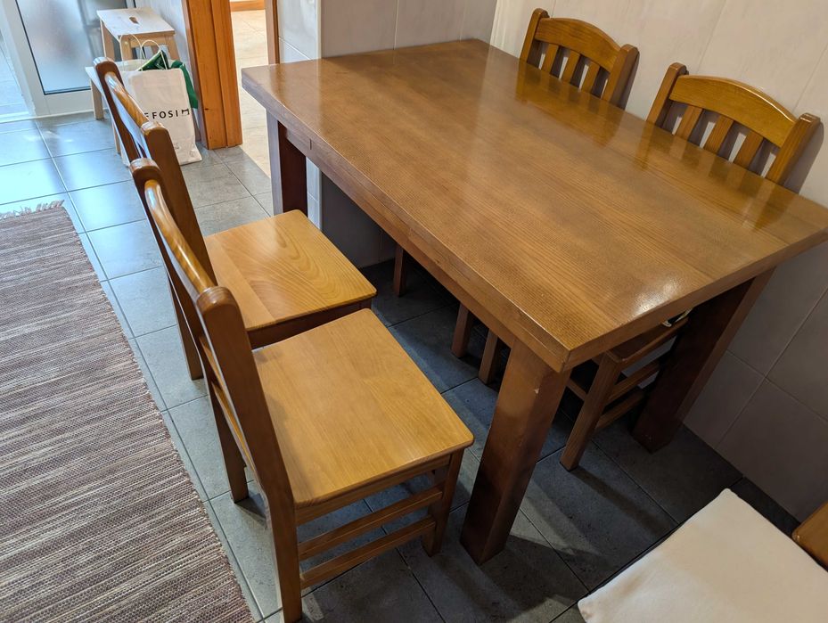 Mesa de jantar extensível em madeira maciça com 6 cadeiras