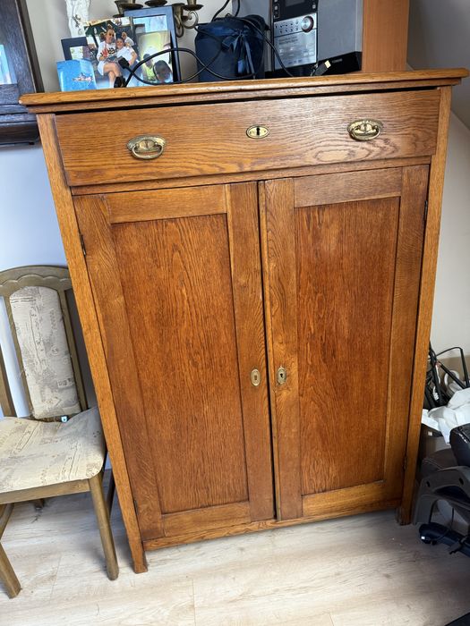 Stare drewniane szafy komplet