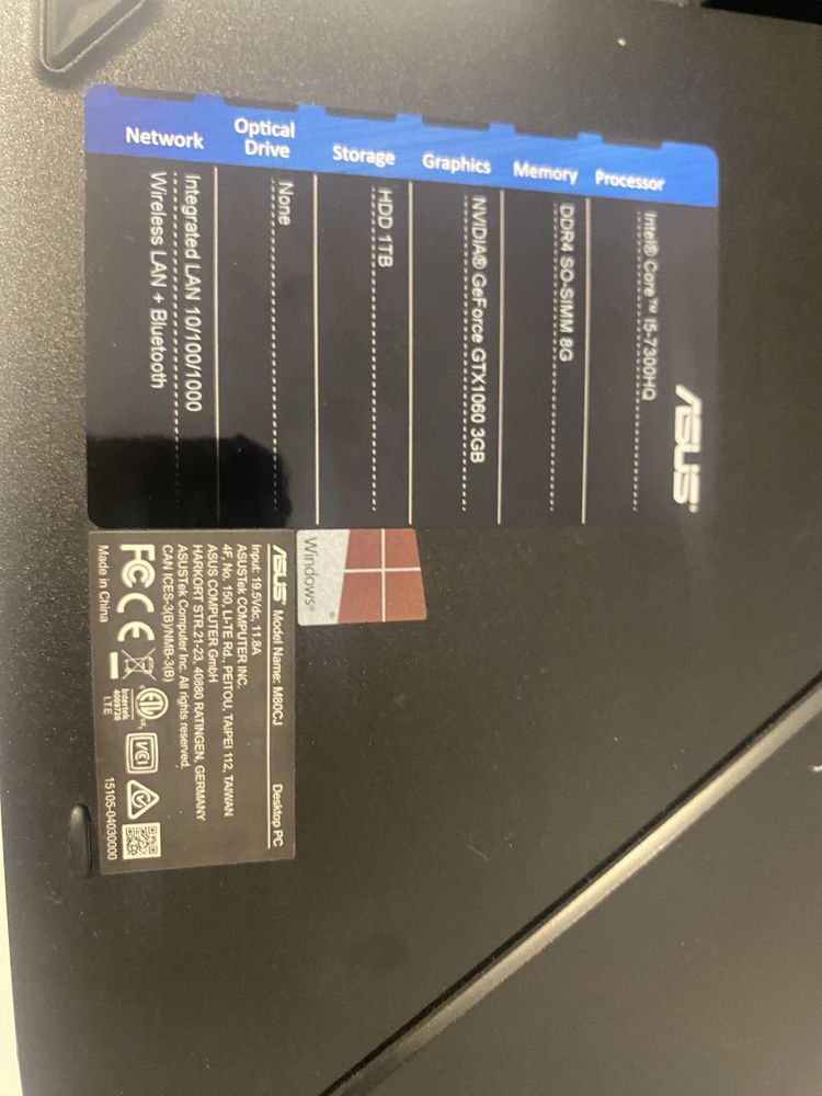 Komputer Asus w zestawie z monitorem i klawiaturą