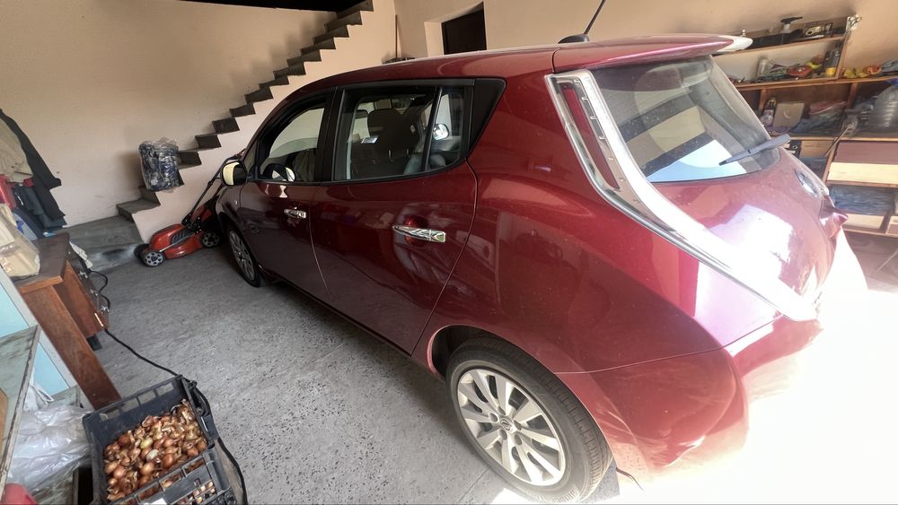 Продам Nissan leaf