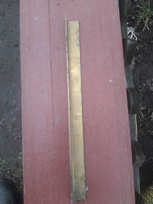 Уголок бронзовий