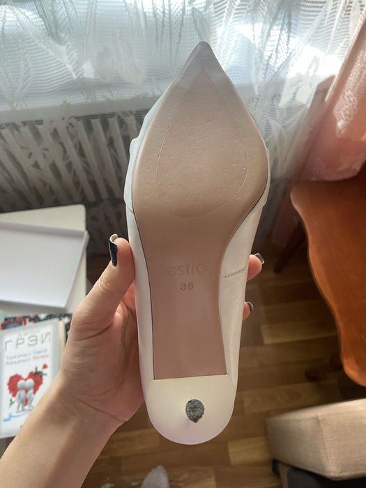 Білі весільні туфлі