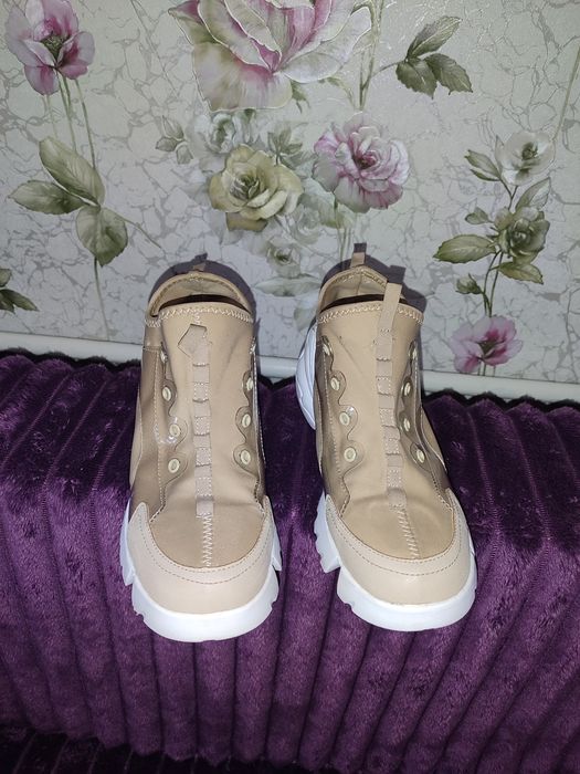 Продам кроссовки .