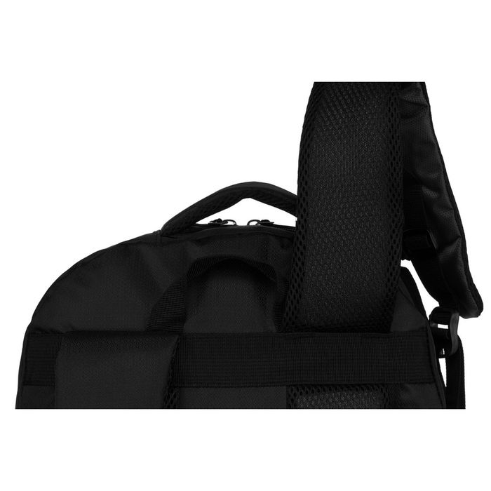 czarny, turystyczny plecak z poliestru zawieszony na regulowanych