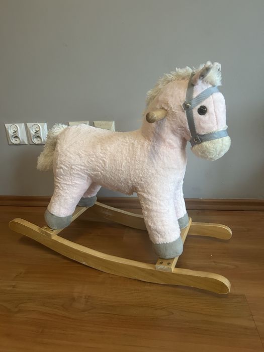 Pluszowy konik na biegunach z dzwiękiem