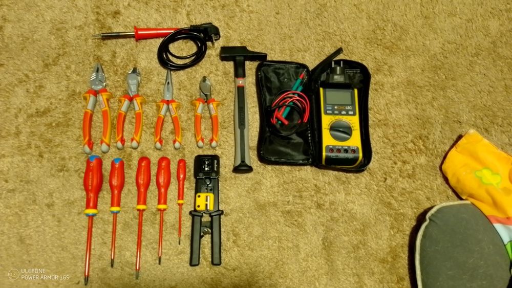 Ferramentas para electricidade os alicates e as chaves são novas