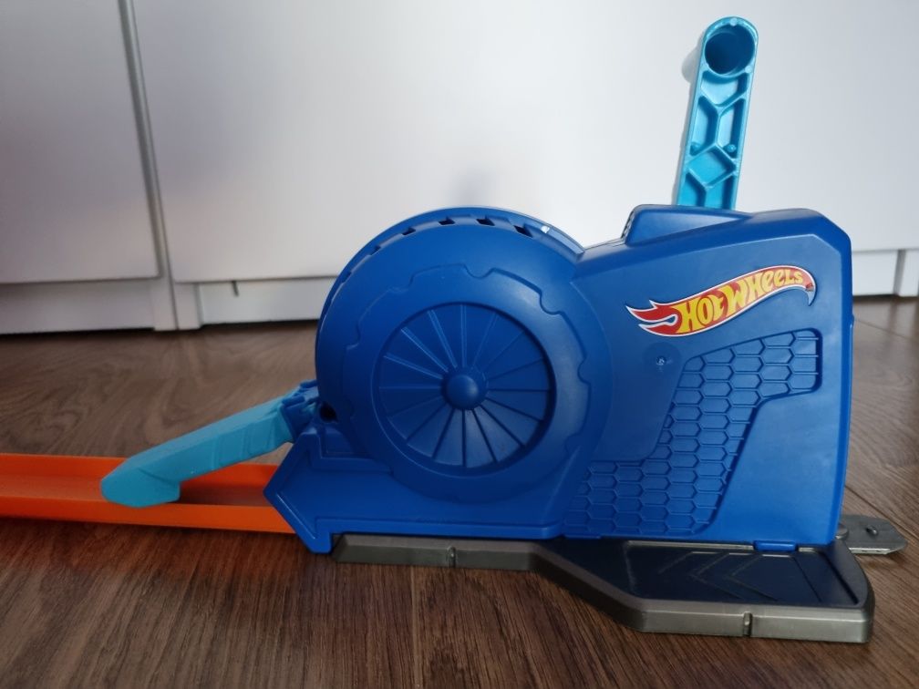 Nakręcana wyrzutnia Hot Wheels fll02