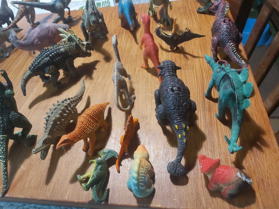 Várias figuras de dinossauros