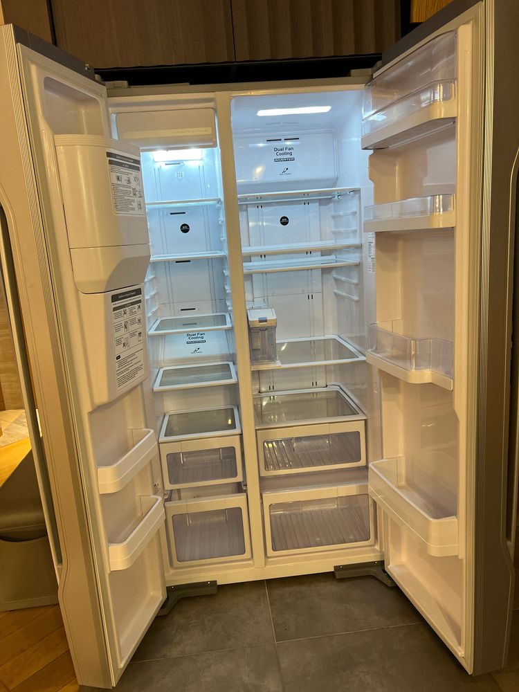 Холодильник дводверний з льодогенератором hitachi