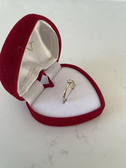 Apart złoty pierścionek z brylantem 1999 pln zaręczynowy