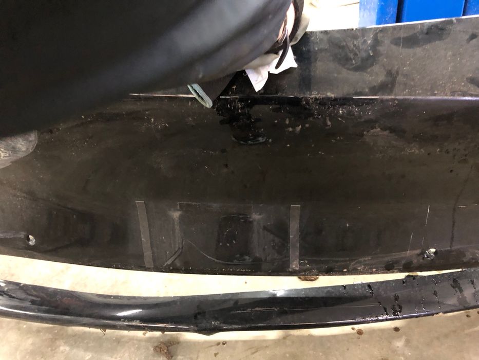 Бампер Tesla model Y з дефектом