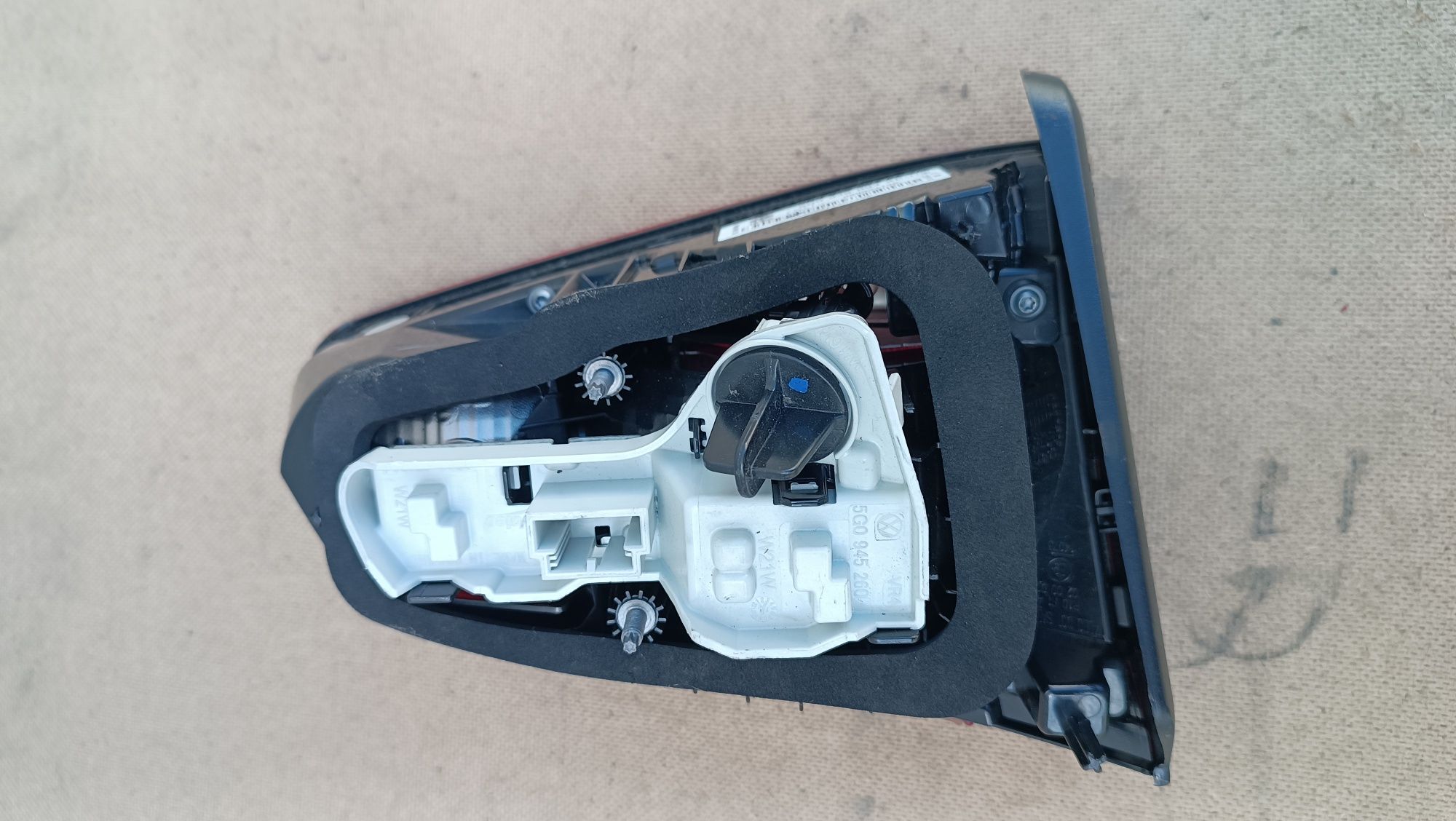 Vendo farolim direito mala de VW golf 7 ano 2016
