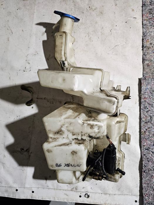 Zbiornik płynu spryskiwaczy Volkswagen Passat b6 pod Xenon pompki
