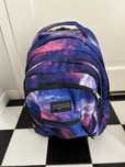 Plecak JanSport Driver 8 36L w kolorze różowo-niebieskim liliowym