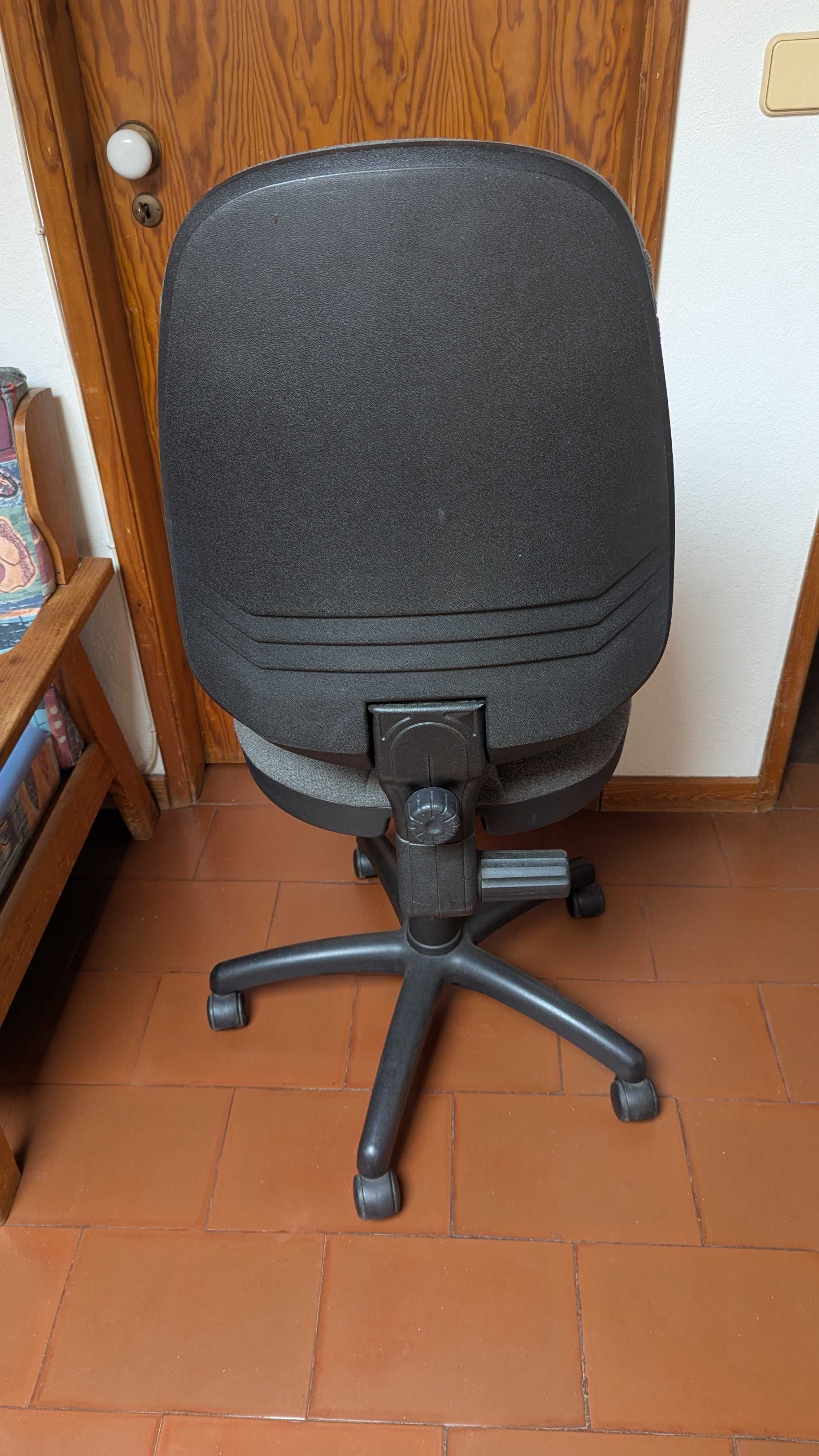 Cadeira de Escritorio regulável