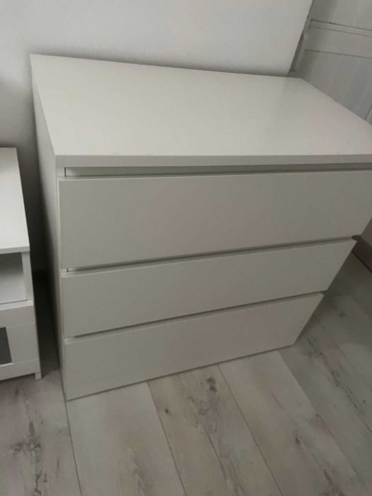 Cómodas e Estantes Ikea