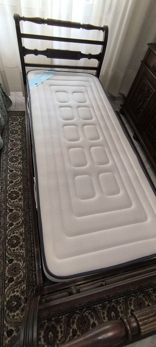 Cama com estrado de solteiro em madeira maciça e colchão ortopédico