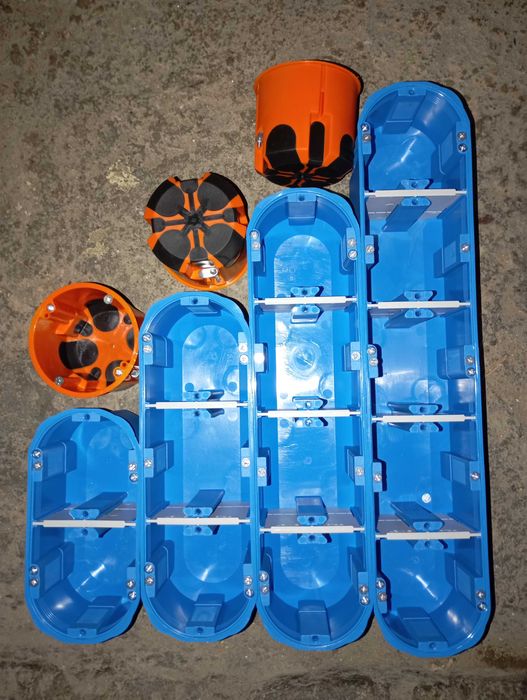 Puszki do pustych ścian  MIX 62 sztuki