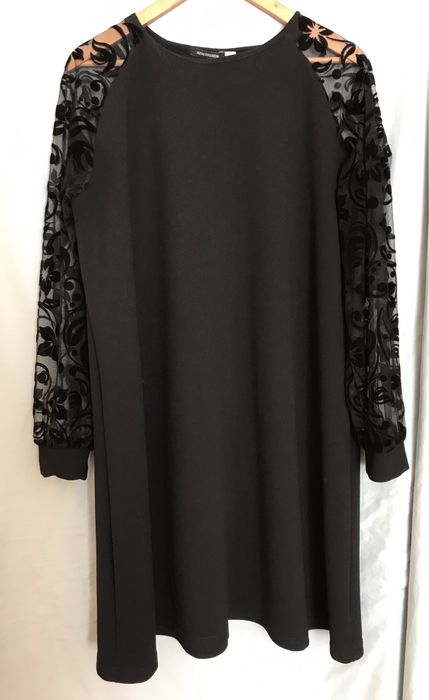 Чорна сукня з ажурними рукавами