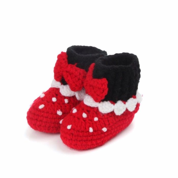 Botinhas artesanais Minnie, em vermelho e rosa. Tamanho 6-12 meses
