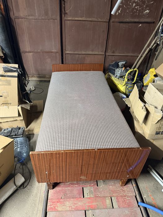 Продав диван за символічну ціну