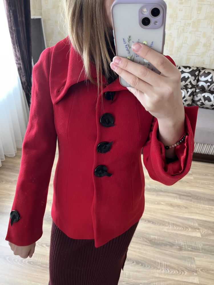Червоне пальто s