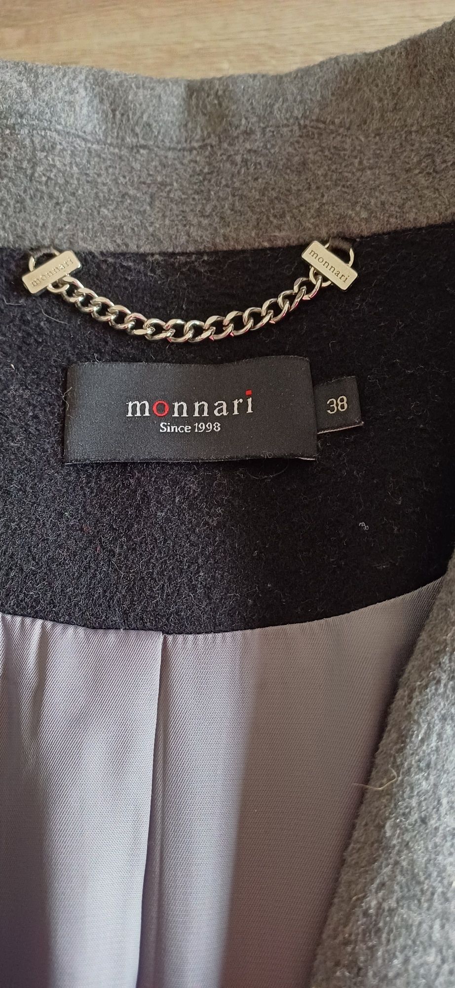 Damski, klasyczny płaszcz z wełny firmy Monnari.