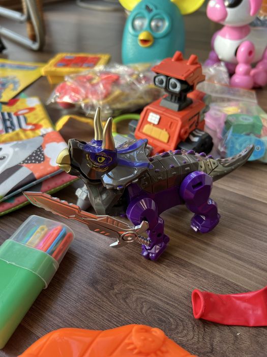 Іграшки, машинки, фігурки