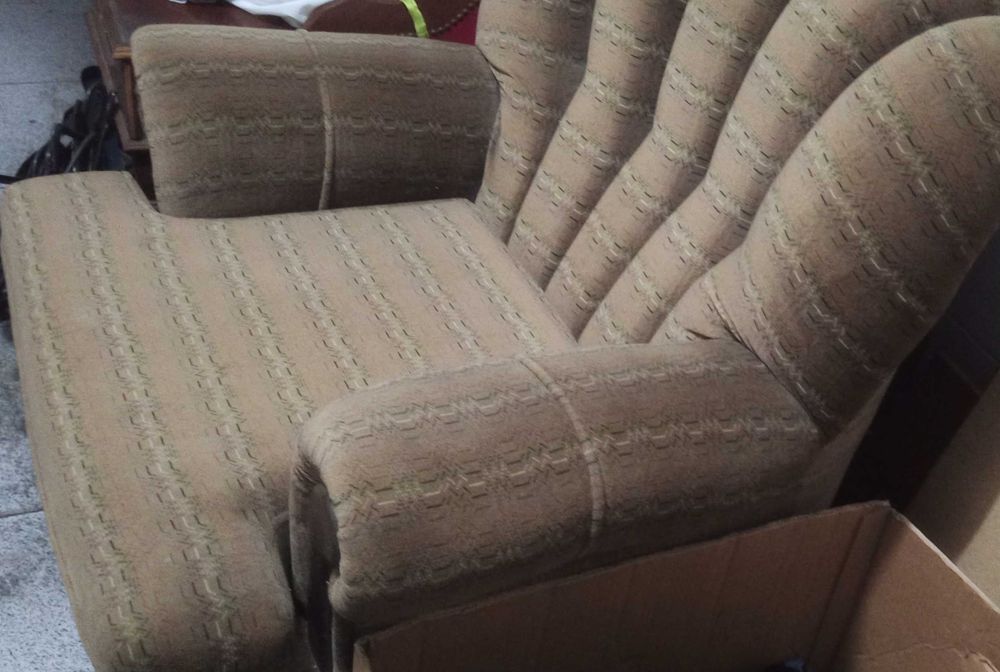 Sofá poltrona robusto 150€