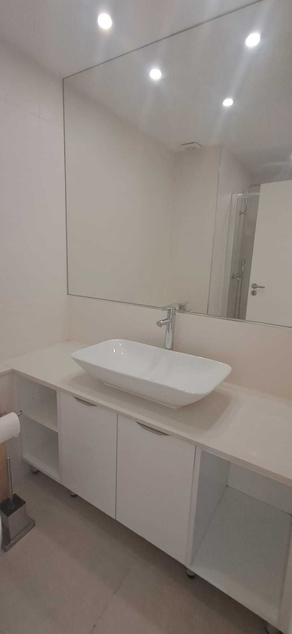 T2 totalmente renovado, com vista mar, em Paço de Arcos
