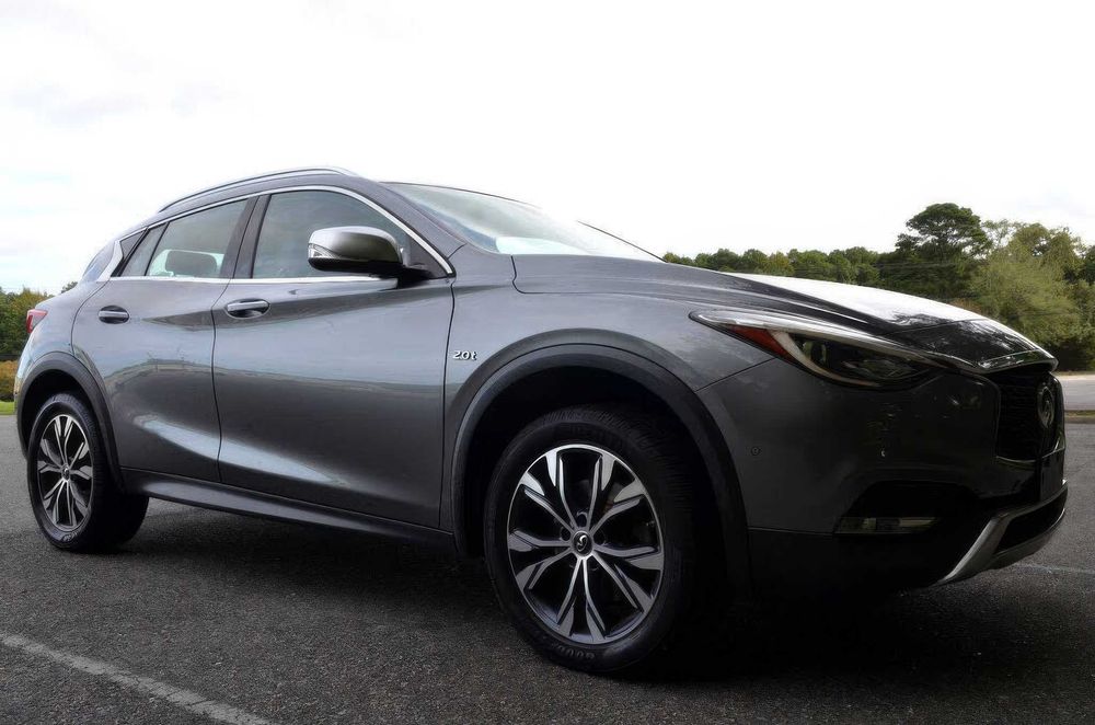 INFINITI QX30 Premium      2017