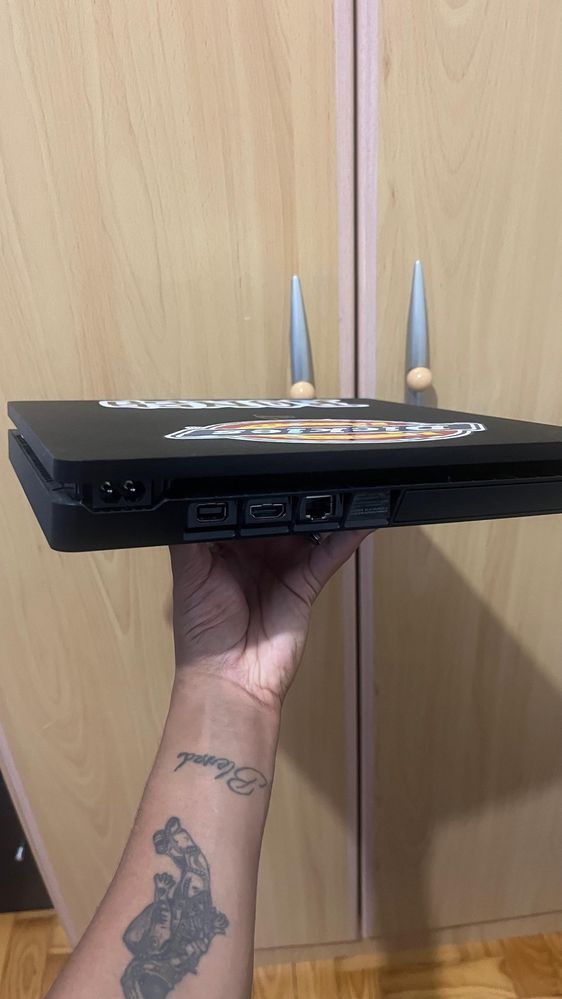 PS4, 2 comandos, 4 jogos, live gaming cam