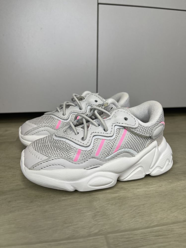 кросівки для дівчинки Adidas Ozweego, розмір 23.5