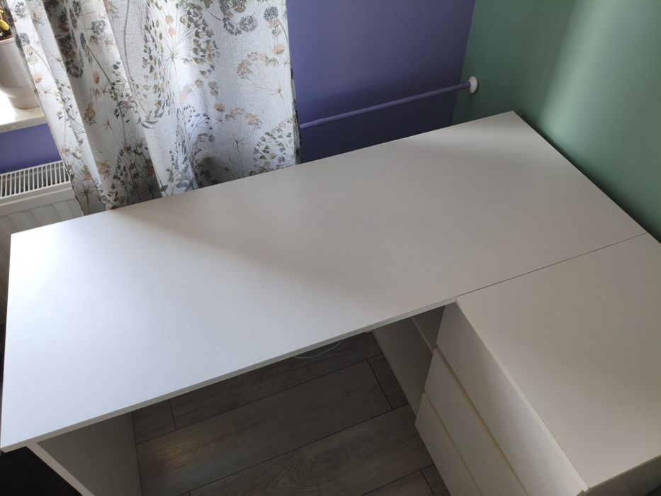 Białe biurko narożne