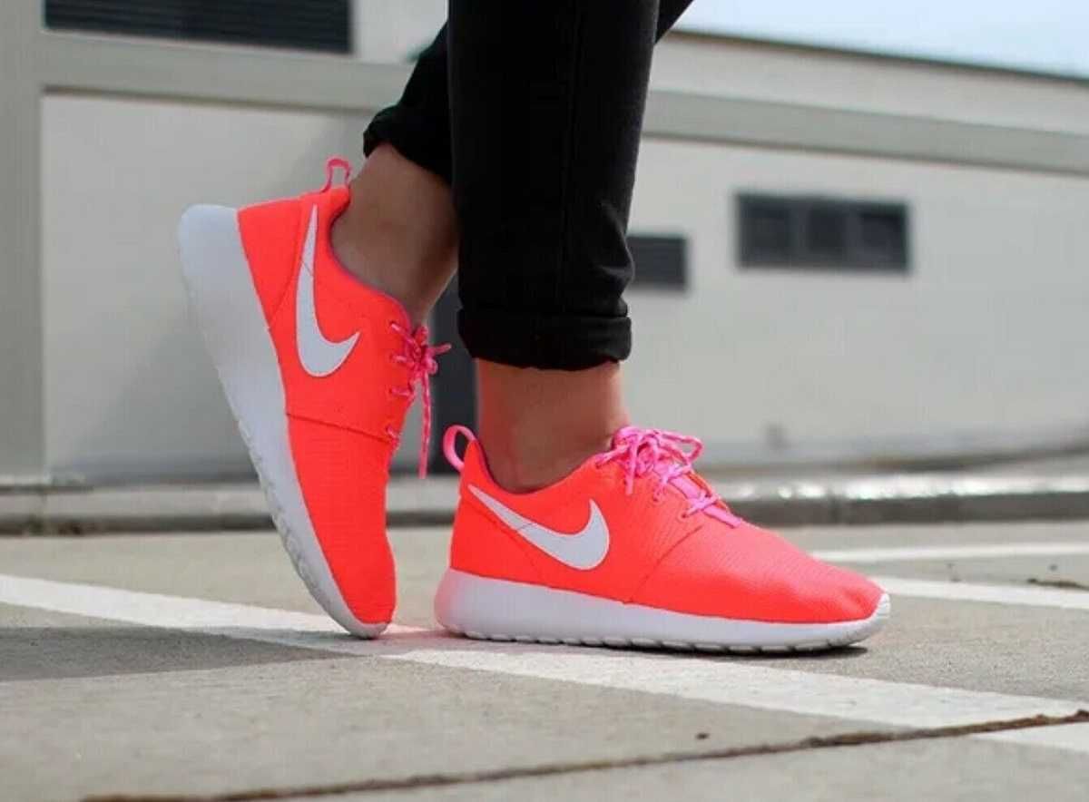 Яркие кроссовки Nike Rosherun