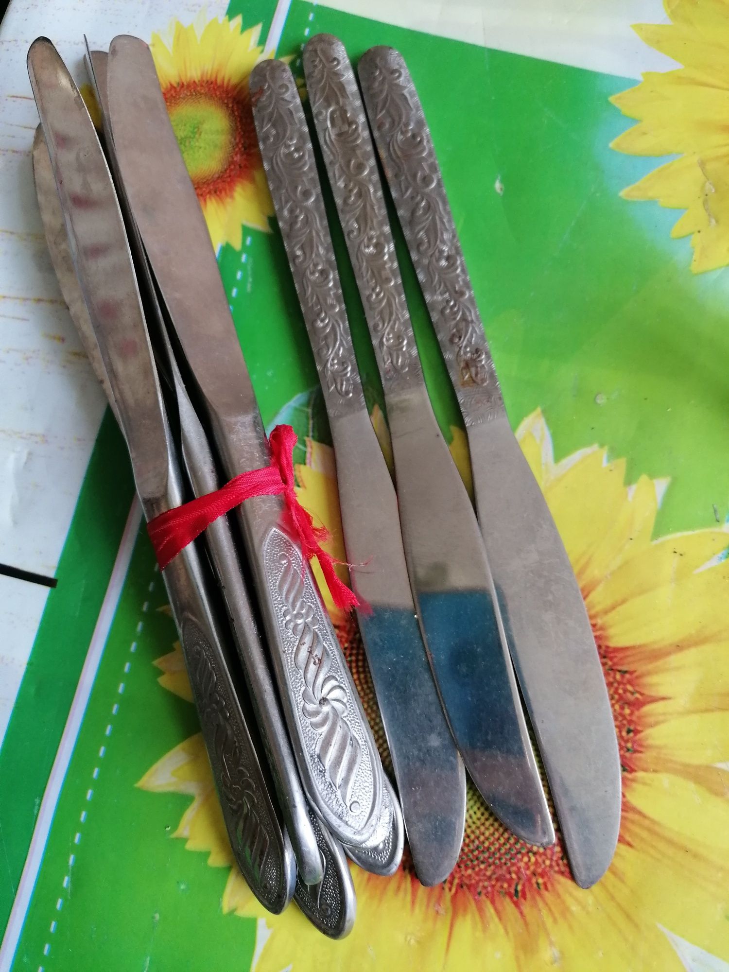 Продам :ножі та тарілки, серебрені виделки