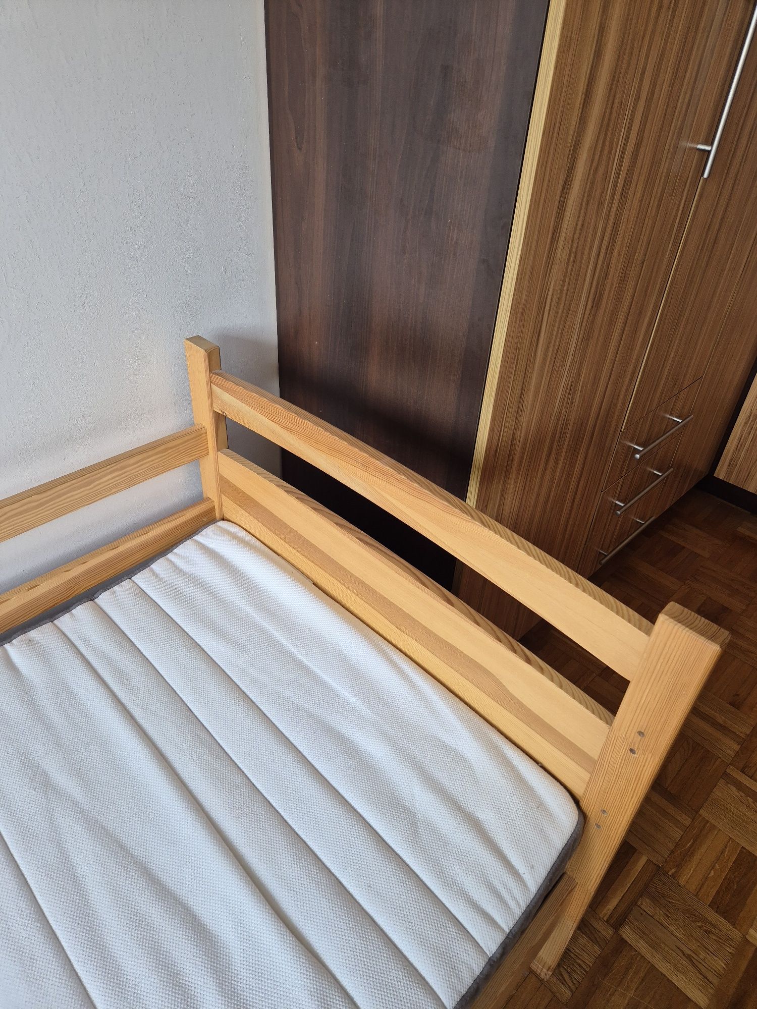 Łóżko drewniane z materacem